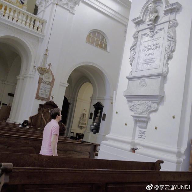 李云迪曝成长时期照片 寄语毕业生展殷切期望