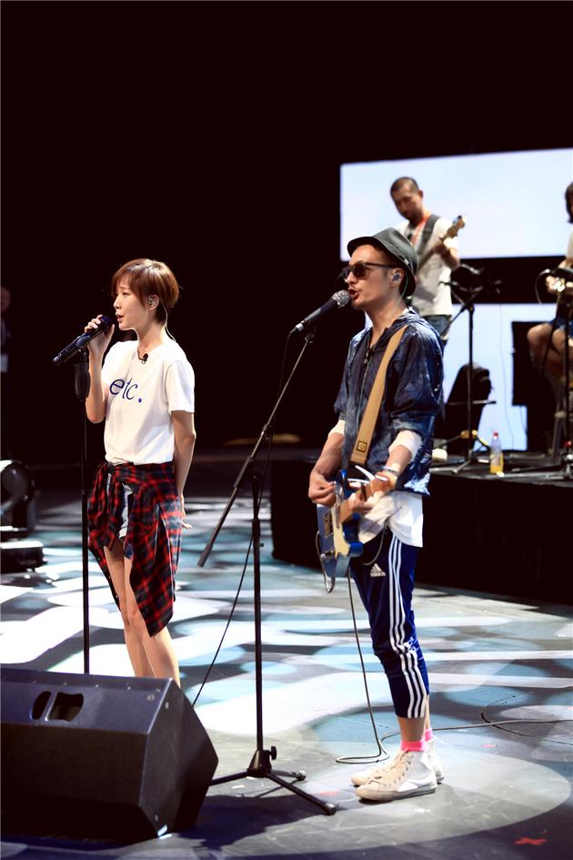 《跨界》王珞丹获“爱豆”朴树帮唱拥抱|朴树|王珞丹|跨界_新浪娱乐_新浪网