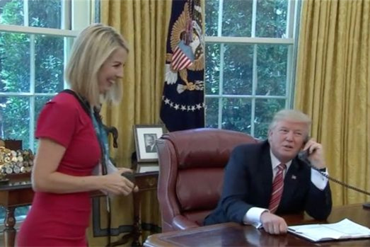 川普直播通话爱尔兰总理 赞女记者漂亮惹争议|特朗普|爱尔兰|女记者_新浪娱乐_新浪网