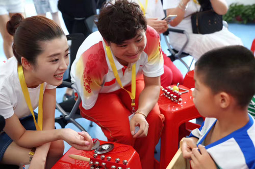 李若嘉和自闭症儿童玩耍