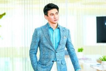 剧中吴奇隆再度出演总裁角色,饰演尘世珠宝公司总裁兼首席设计师齐唐.