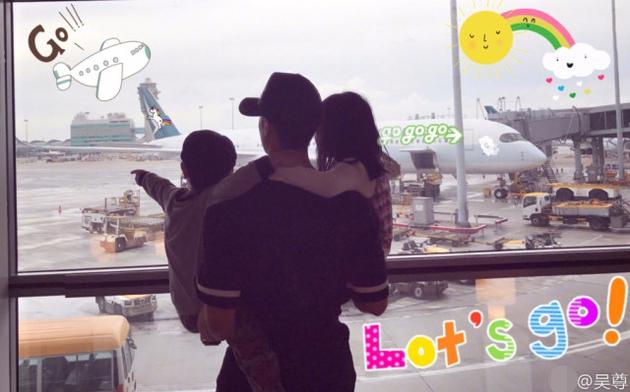 吴尊全家去旅行一手一个娃