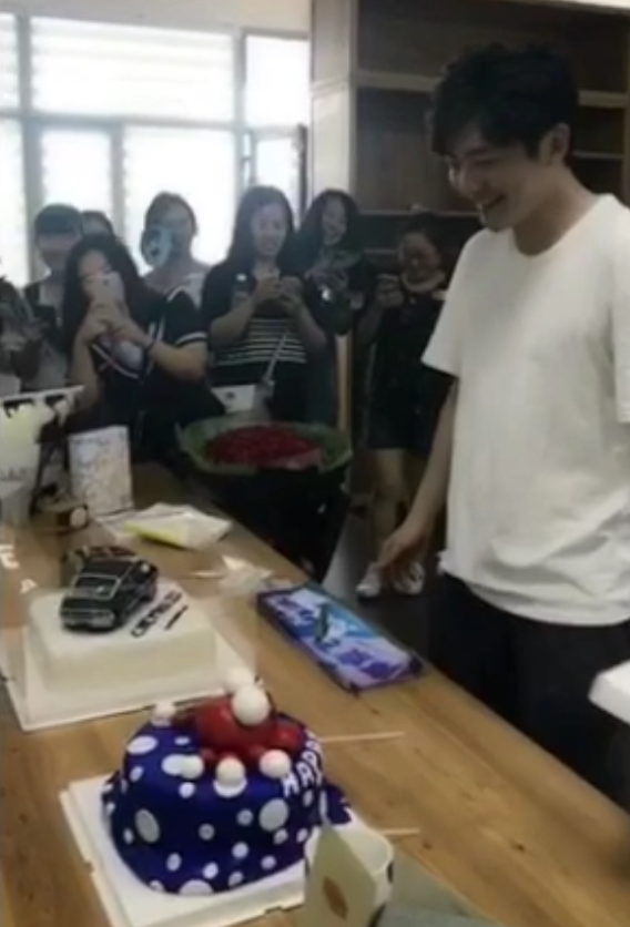 郭京飞与粉丝庆生