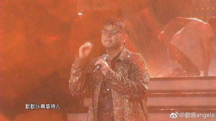 谭咏麟大雨中仍坚持演唱