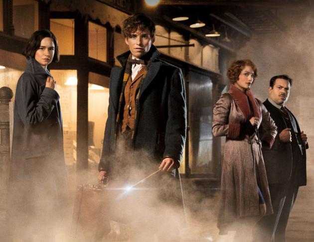 系列新登场的知名巫师,后来成为了霍格沃茨魔法学校校长的邓布利多