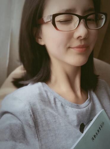 《赢天下》程小蒙高温拍戏 打高尔夫大长腿吸