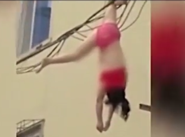 女子穿内衣高空坠落 被线缆拦住悬空