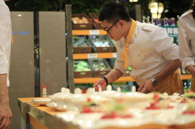 彭宇在团队赛中进行美食制作