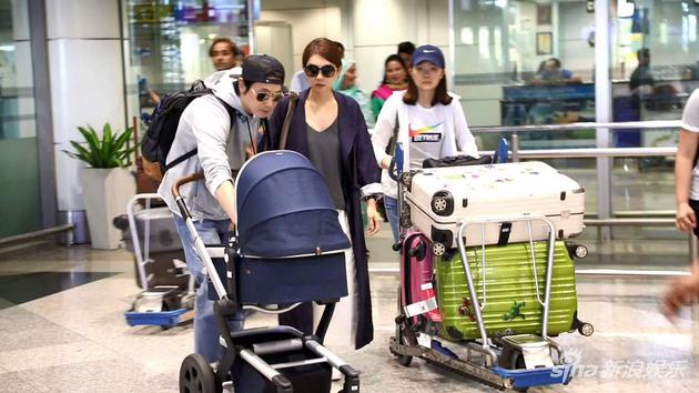 Ella一家三口首同框