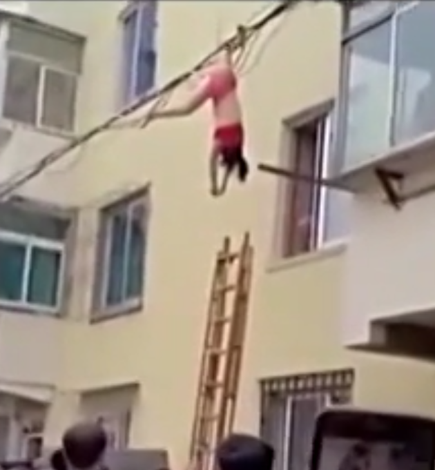 女子穿内衣高空坠落 被线缆拦住悬空