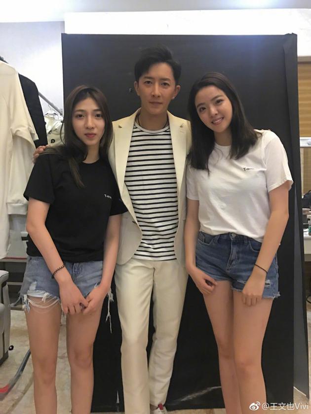 王文也等人与韩庚合影