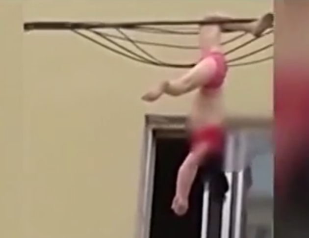 女子穿内衣高空坠落 被线缆拦住悬空