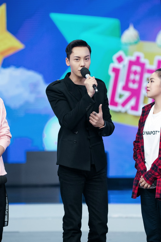 《快本》陈伟霆派发“顶级饭撒” 花式上演摸头杀