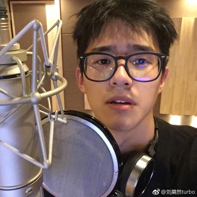 刘昊然录音棚内照片