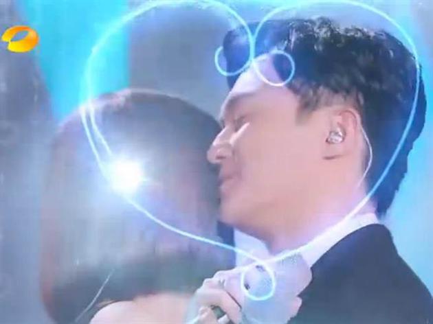 袁咏仪要哭了!张智霖牵手撩正妹太超过