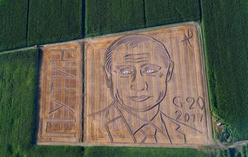 一名艺术家用拖拉机当“画笔”，在当地一片田地里“画”出了一幅俄罗斯总统普京巨型肖像。