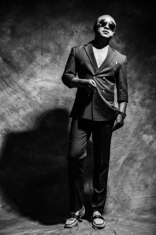 张烁推出新作《低头族》 张瀚元为其量身打造