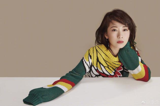 阔太李念皮肤白皙头发凌乱显慵懒美感自称很幸福