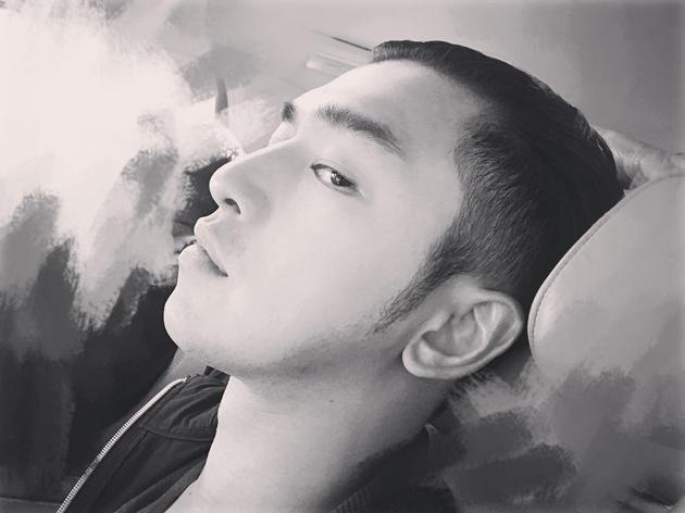 陈柏霖晒新发型自拍显高冷 招牌的鬓角还留着