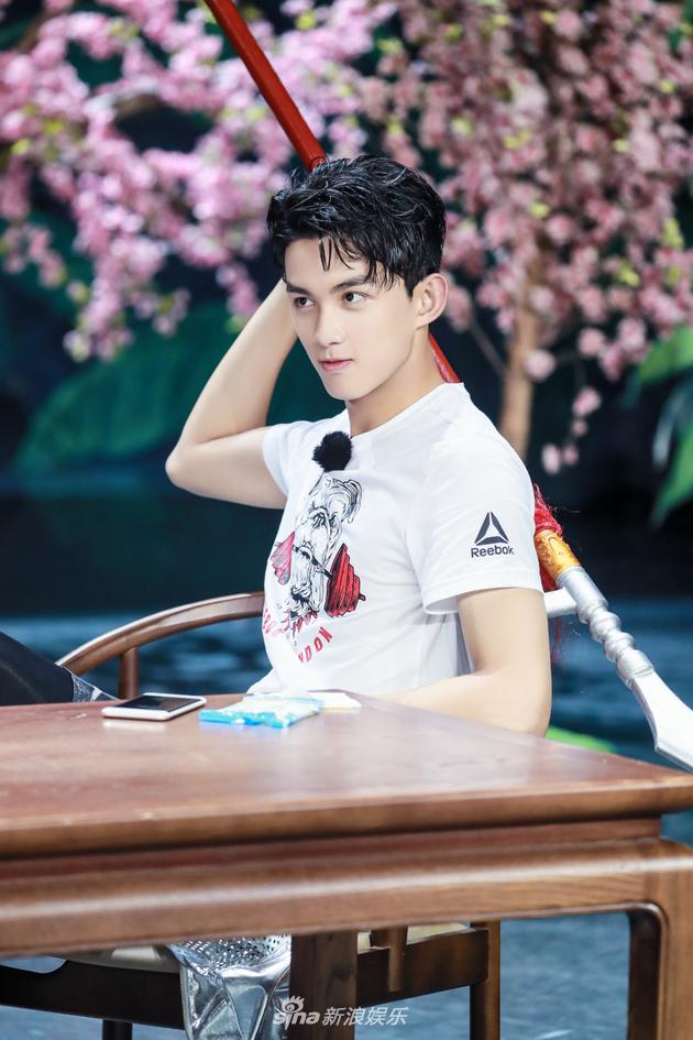 吴磊手拿金箍棒