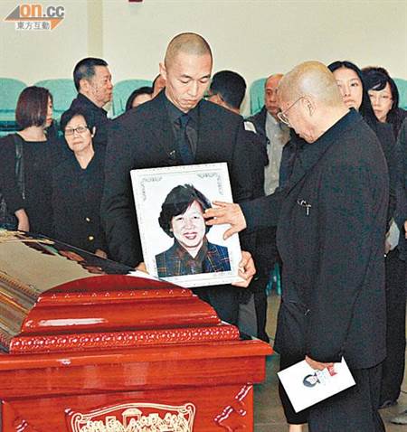 刘兆铭4年前在妻子告别式上,悲痛抚摸妻子遗照,一幕令人动容