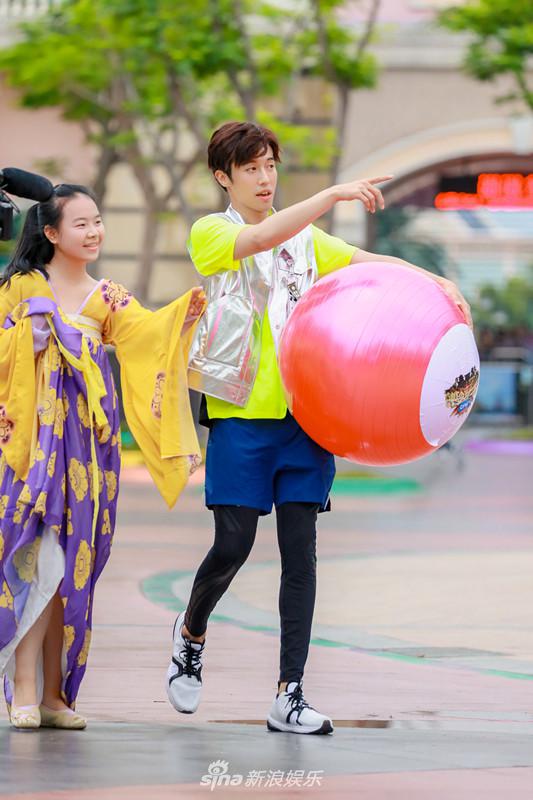 周游《七十二层奇楼》