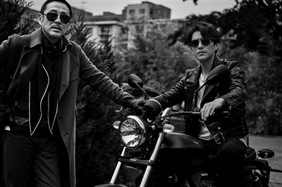 在剧方公布的一组黑白照片中，陈道明与靳东骑摩托出镜，而剧中二人饰演的角色原著中并没有。