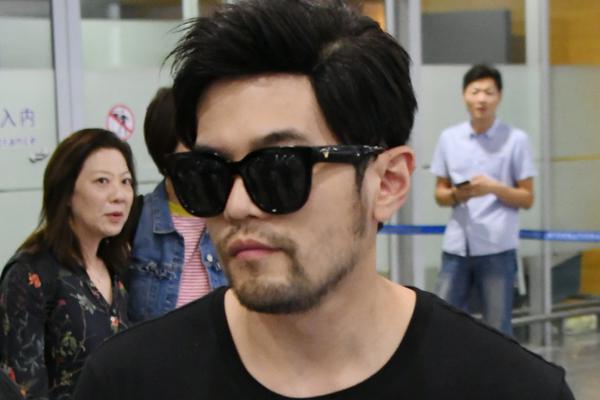 组图:周杰伦全黑装墨镜遮面现身 满脸胡渣尽显男人味