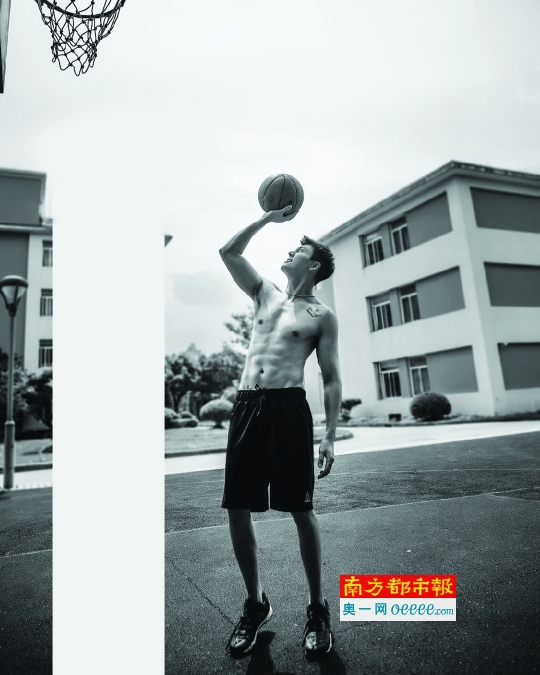 7月9日，陈伟霆在社交媒体上发打篮球的照片，赤裸上身大晒好身材。这几块腹肌也是“炒鸡美”呢！