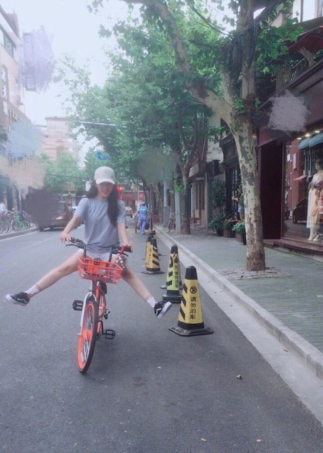 张含韵顽皮骑单车