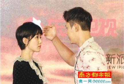 发布会上的“摸头杀”甜蜜又搞笑。