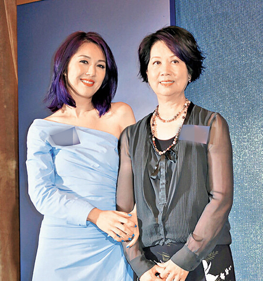 杨千嬅与妈妈罕见同台出席活动 透露有追第二胎念头（图） - 1