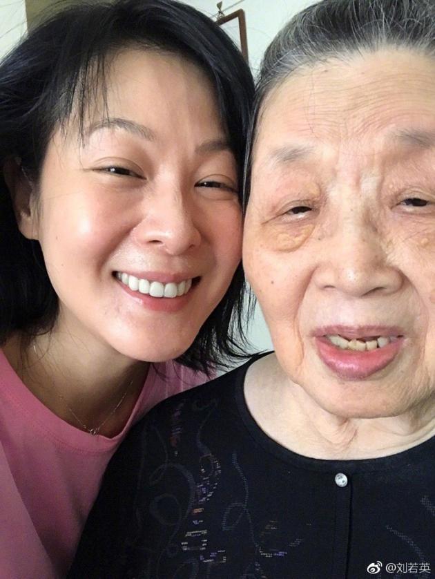 刘若英为祖母扎丸子头 网友：两个人都萌萌哒（图） - 2