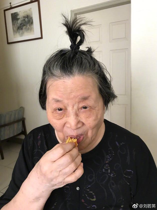 刘若英为祖母扎丸子头 网友：两个人都萌萌哒（图） - 1