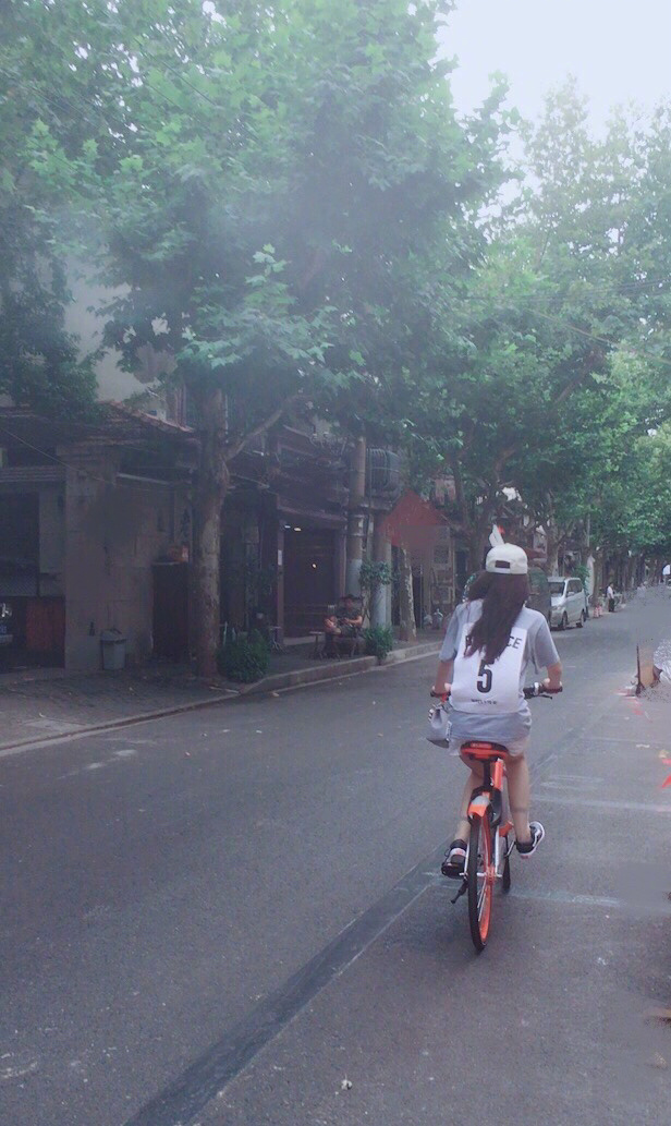 张含韵骑车照片