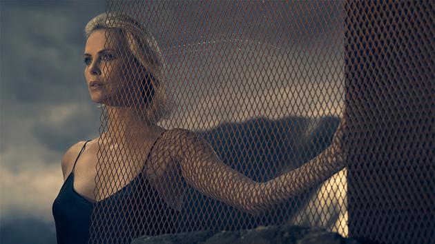 查理兹·塞隆曝光拍戏幕后 为练打戏受伤动手术|查理兹·塞隆|极寒之城_新浪娱乐_新浪网