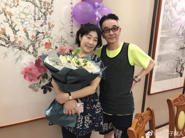 陈赫妈妈生日夫妻合照