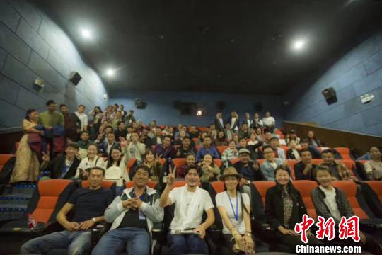 电影主创在活动现场与观众合影。 余宣 摄