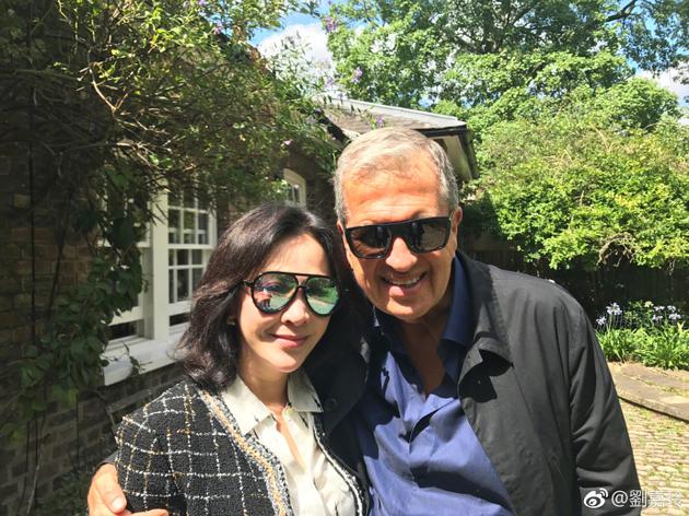 刘嘉玲与摄影师Mario Testino合照