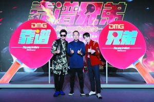 周杰伦、萧敬腾和导演奚岳隆(中)出席发布会。