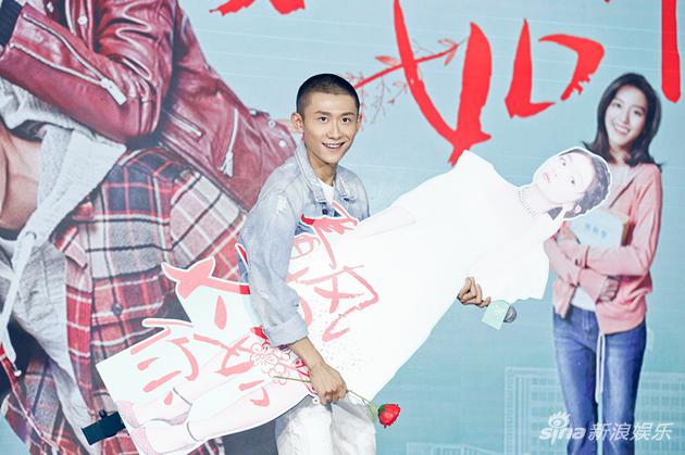 张一山抱“周冬雨”