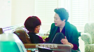 在《我的前半生》中，许娣饰演的妈妈安慰马伊琍饰演的女儿。