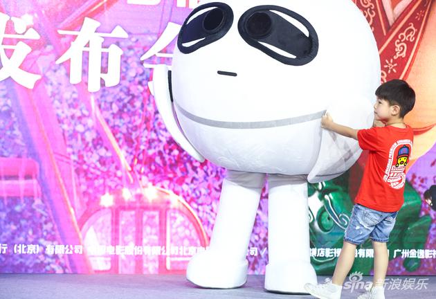 安吉和小来互动