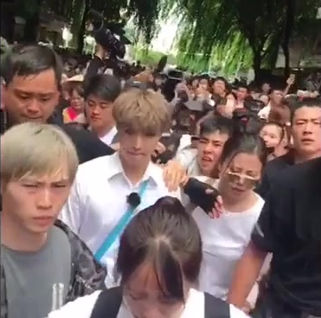 张艺兴被围得水泄不通