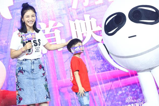 安吉把麦派贴在脸上
