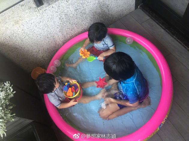 林志颖三子水中游玩