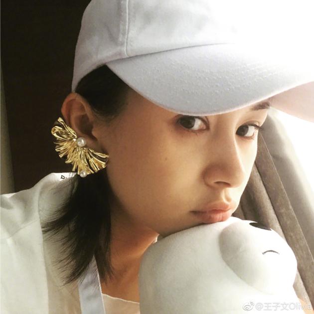 王子文晒素颜表情忧伤