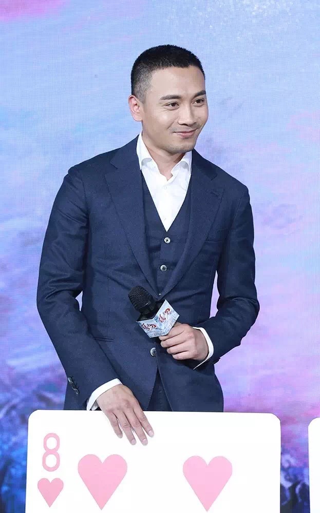 杨轶在首映礼获赠“红桃8”,他解释这张牌代表了“七嘴八舌”,暗指自己的角色心直口快,口无遮拦