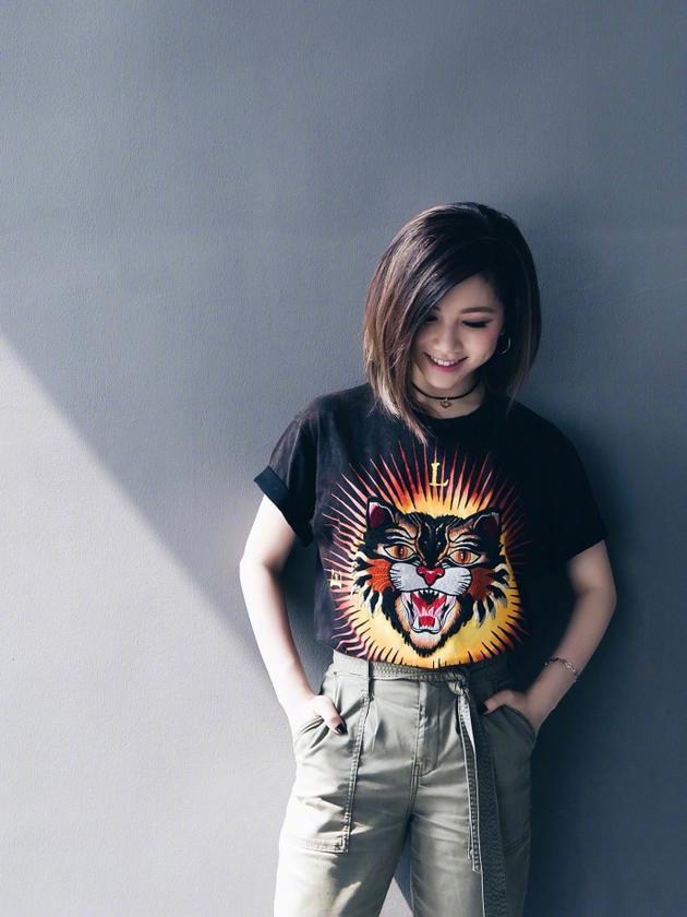 邓紫棋低头浅笑