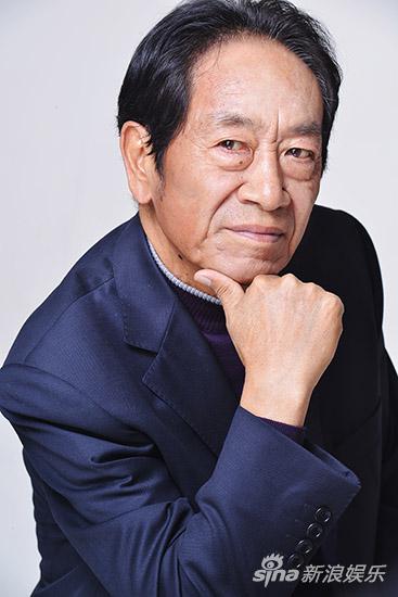 王奎荣表情严肃